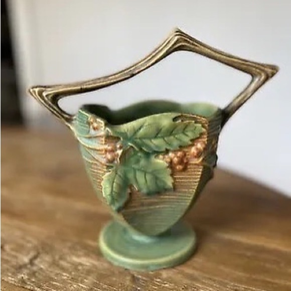 ROSEVILLE BUSHBERRY BASKET , VINTAGE POTTERY , Excellent Condition $79 - Picture 14 of 15